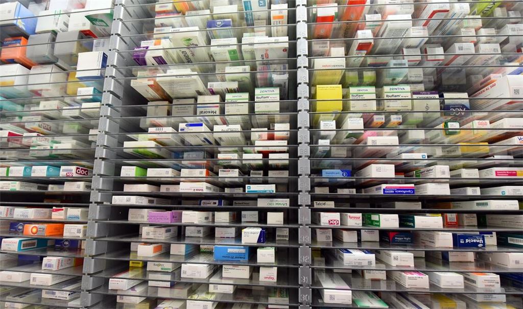 Medikamente liegen im Lager einer Leipziger Apotheke.