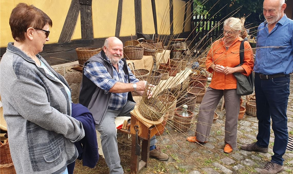 Geschichte und Handwerk zum Anfassen Meditation am Korb: Helmut Körner aus Kieselbronn hat vor 30 Jahren mit dem Körbeflechten begonnen.Fotos: Schröder