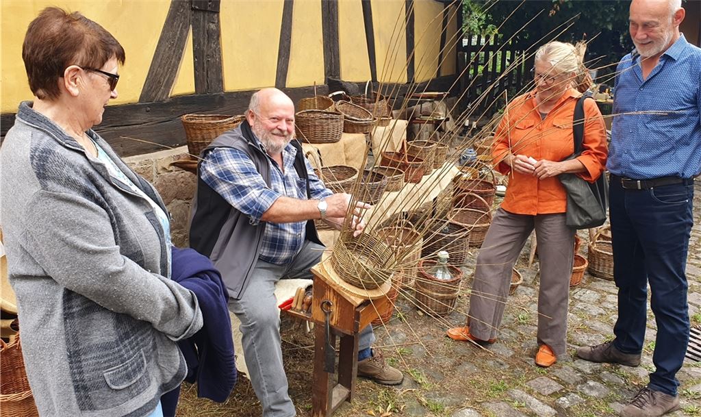 Meditation am Korb: Helmut Körner aus Kieselbronn hat vor 30 Jahren mit dem Körbeflechten begonnen.Fotos: Schröder