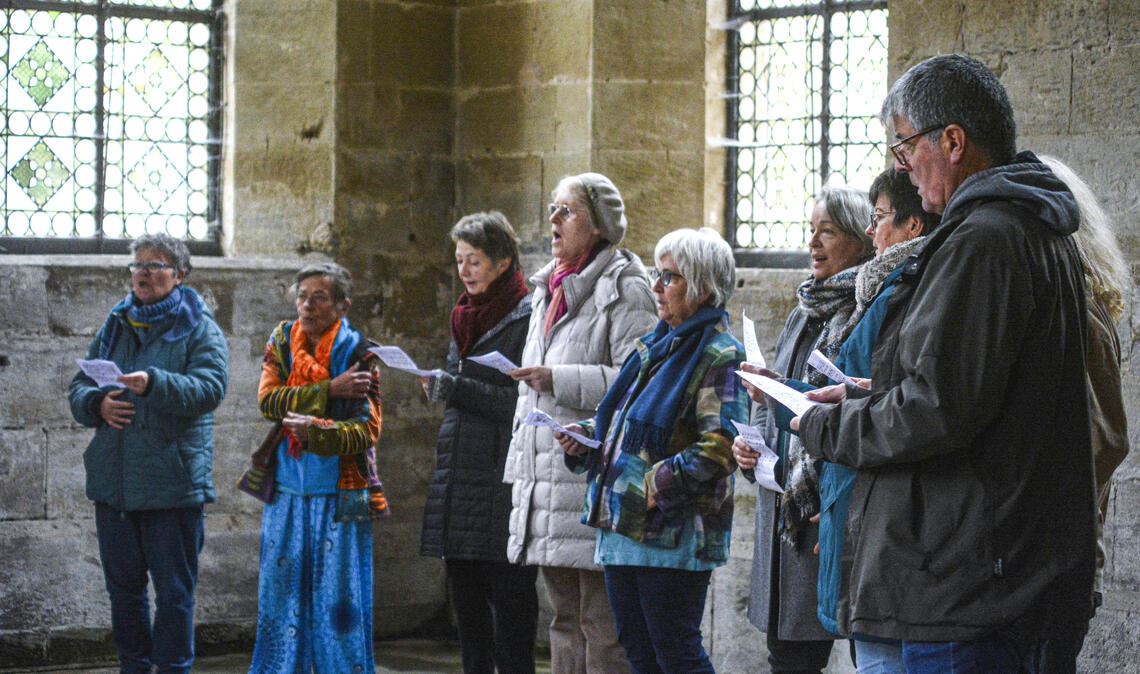Meditieren und gemeinsam singen: Dieses spirituelle Erlebnis bietet der ehemalige Mönch Laurent Jouvet in authentischer Kulisse im Maulbronner Welterbe an. Fotos: Stahlfeld