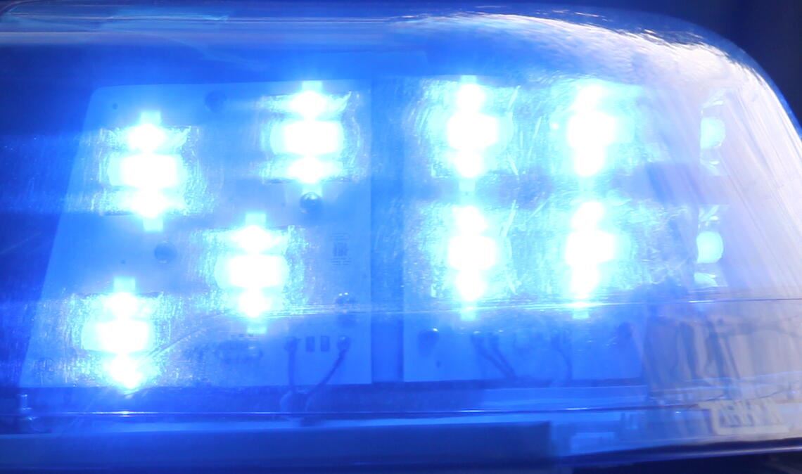 Feuerwehr hilft bei Notfall mit Drehleiter Medizinischer Notfall: Die Ortsdurchfahrt in Sternenfels ist zeitweise gesperrt, weil die Feuerwehr bei der Bergung einer Person aus einem Gebäude mit der Drehleiter hilft. Symbolfoto: Archiv
