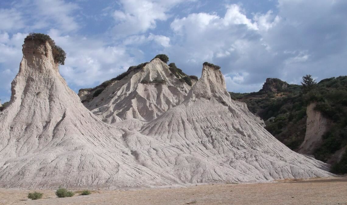 Meeressedimente mit zahlreichen Mikrofossilien aus dem späten Miozän, vor etwa 8 bis 7 Millionen Jahren. Fisch-Otolithen, Muschel- und Schneckenschalen, Moostierchen und mikroskopische Muscheln zeugen von der Anwesenheit zahlreicher Organismen in diesem Gebiet.