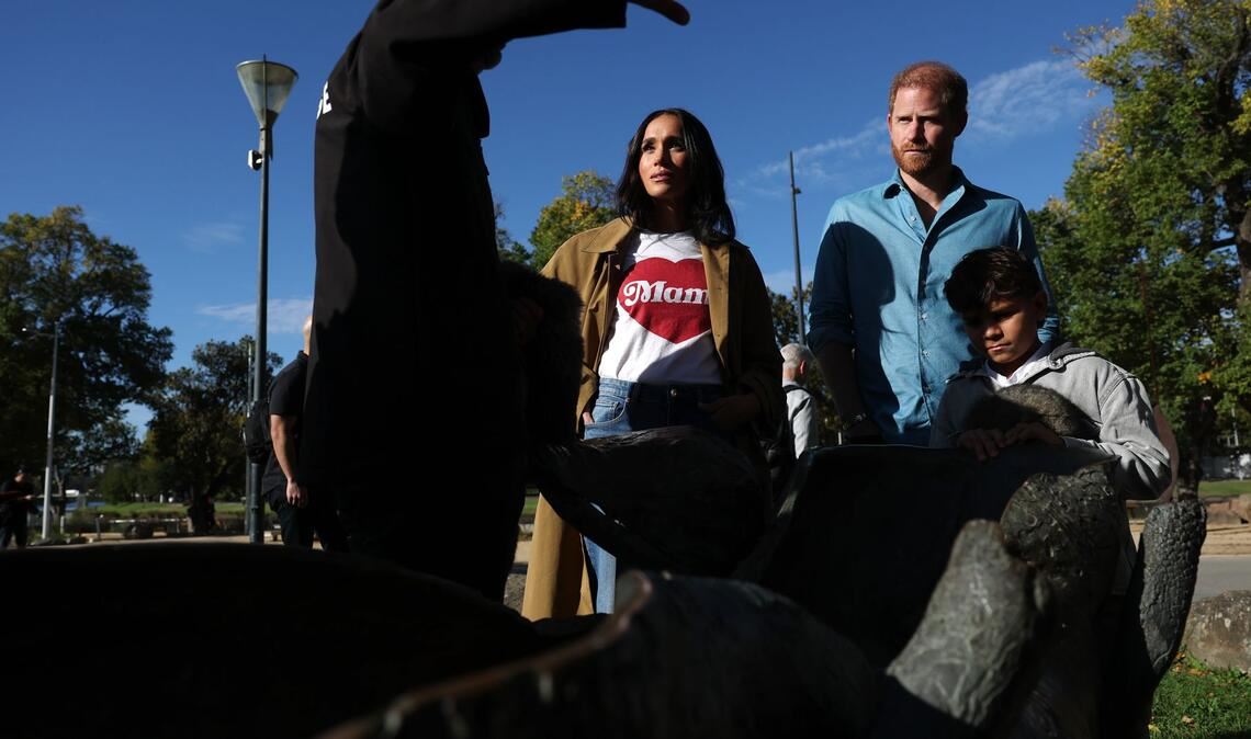 Meghan präsentierte sich in lässiger Kleidung - und einem T-Shirt mit der Aufschrift "Mama".