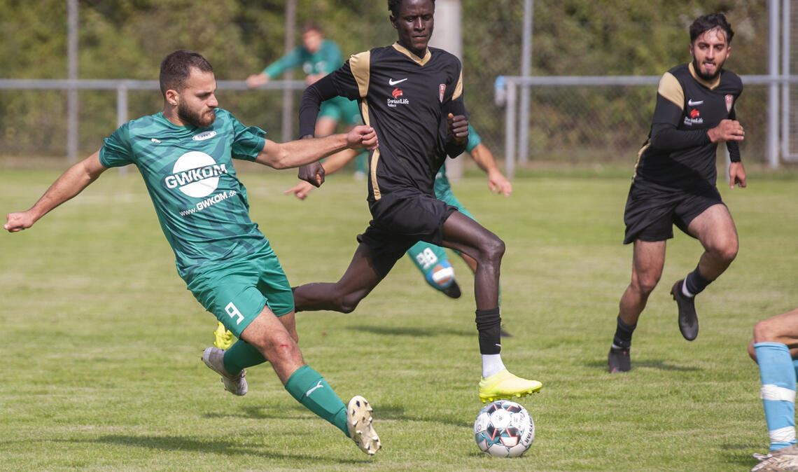 Mehmet Akif Koc (li.) und die SpVgg Zaiserweiher erkämpfen sich einen Punkt. Foto: Archiv