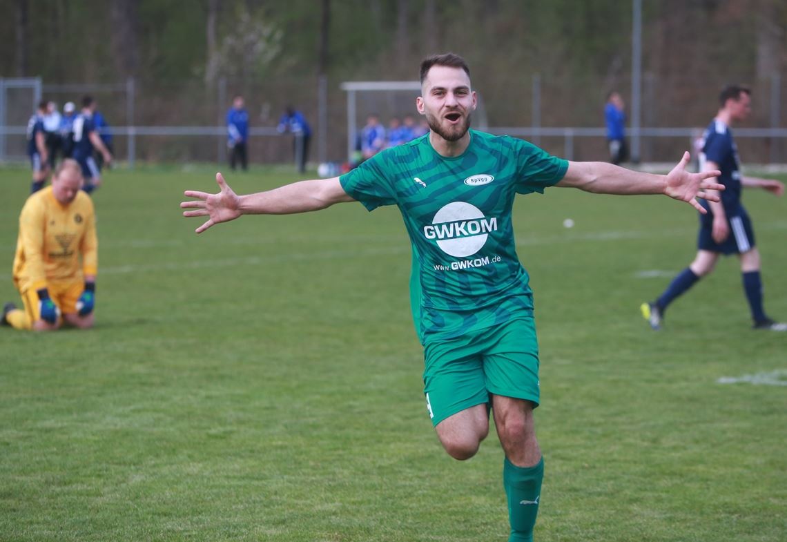 Hattrick bringt SpVgg auf die Siegerstraße Mehmet Akif Koc von der SpVgg Zaisersweiher jubelt über seinen Hattrick. Foto: Huber