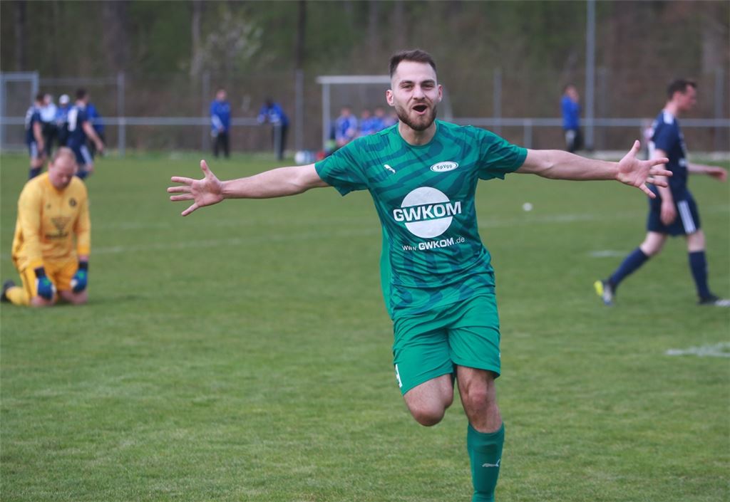 Mehmet Akif Koc von der SpVgg Zaisersweiher jubelt über seinen Hattrick. Foto: Huber