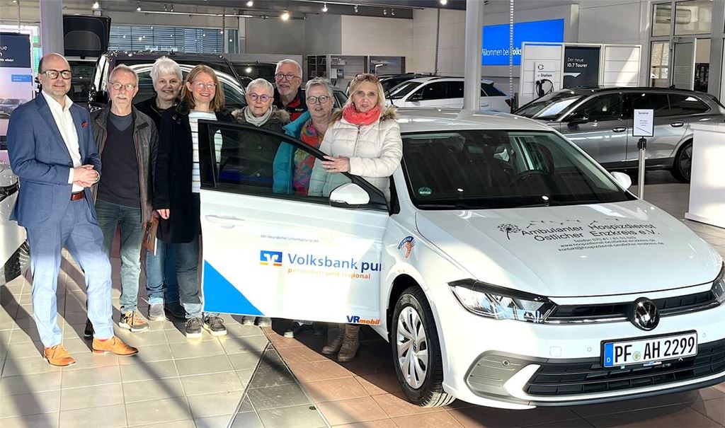 Mehr Flexibilität für den Ambulanten Hospizdienst: Volksbank-Kundendirektor Ulf Lauche (li.) übergibt an Vereinsvorstand Dr. Johannes Bastian (2.v.li.) und weitere Vorstandsmitglieder das neue Fahrzeug. Foto: Volksbank pur/Gernsbeck