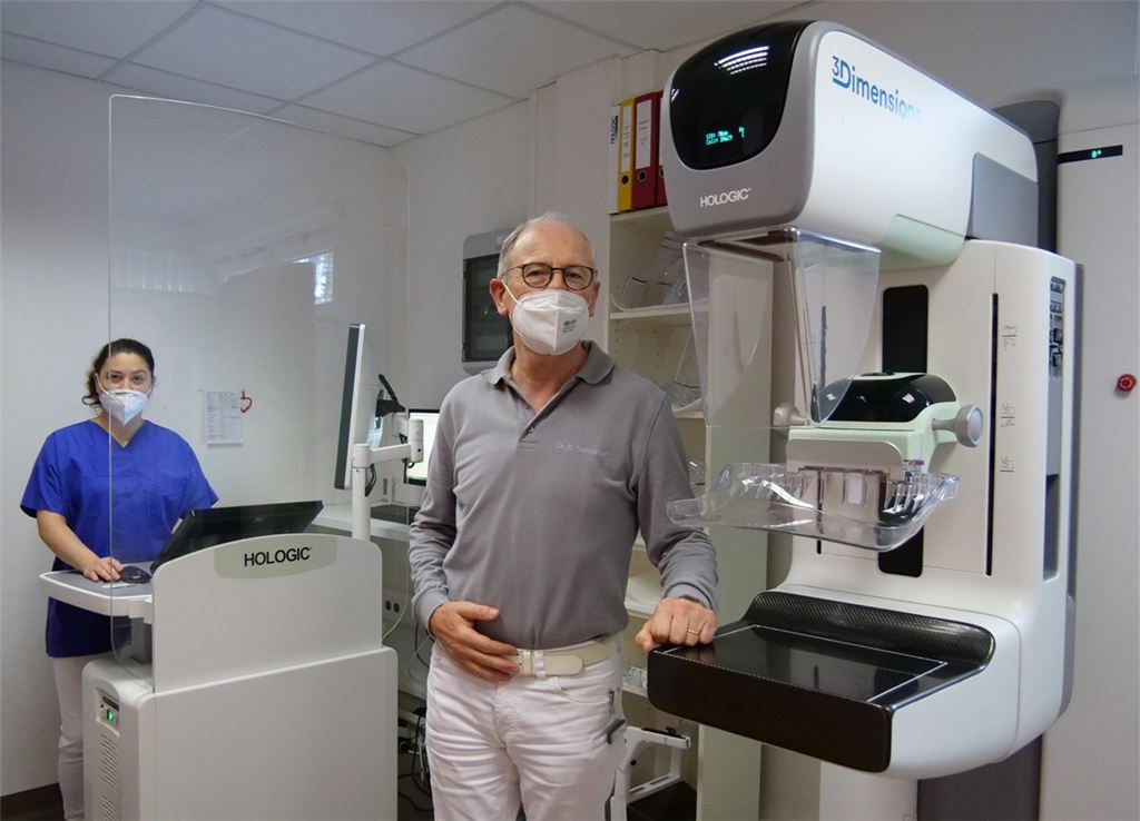 Mehr Komfort und eine geringere Strahlenbelastung bietet dank neuer Technik die moderne Mammografie, versichern Emine Atac und Dr. Karl Schnabel, der auf den Bildern dank höherer Auflösung selbst feinste Verkalkungen erkennen kann.Fotos: Friedrich