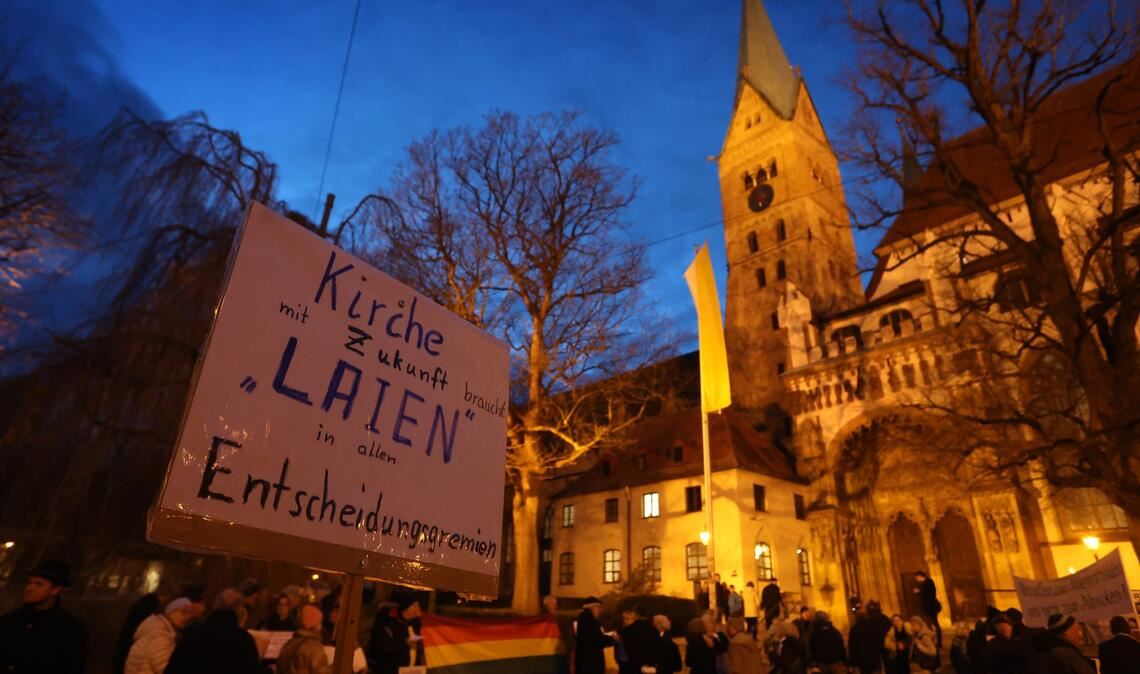 Mehr Laienbeteiligung gehört zum Forderungskatalog von reformorientierten Katholiken. (Archivbild)