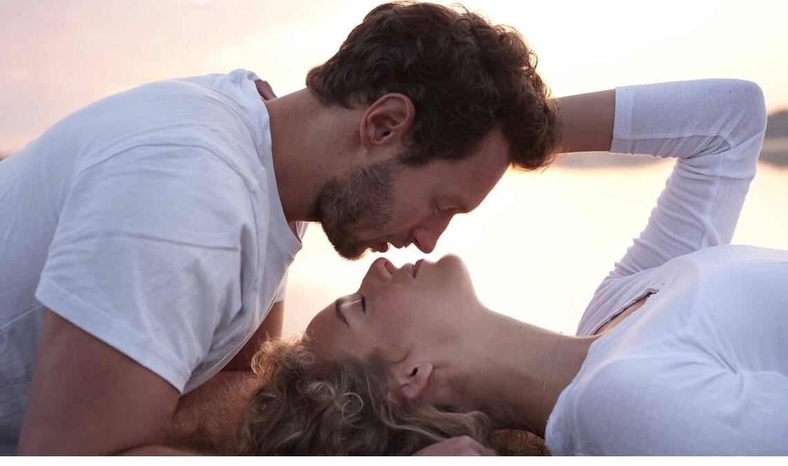 Mehr Licht, mehr Wärme – das steigert die Lust, draußen zu sein und zu knutschen.