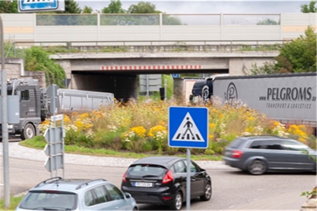 Mehr Lkws rollen durch Mühlacker: Szene vom Kreisel Ötisheimer Straße. Foto: Fotomoment