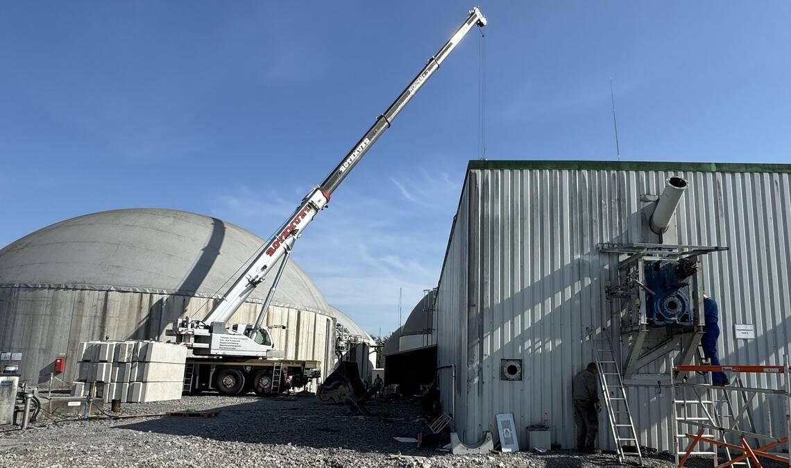 Mehr Pferde- und Rindermist und weg vom Mais: Biogasanlage spielt eine wichtige Rolle für die Zukunftsplanung. Neben den Annahmedosierern wird auch der Gärbehälter saniert.