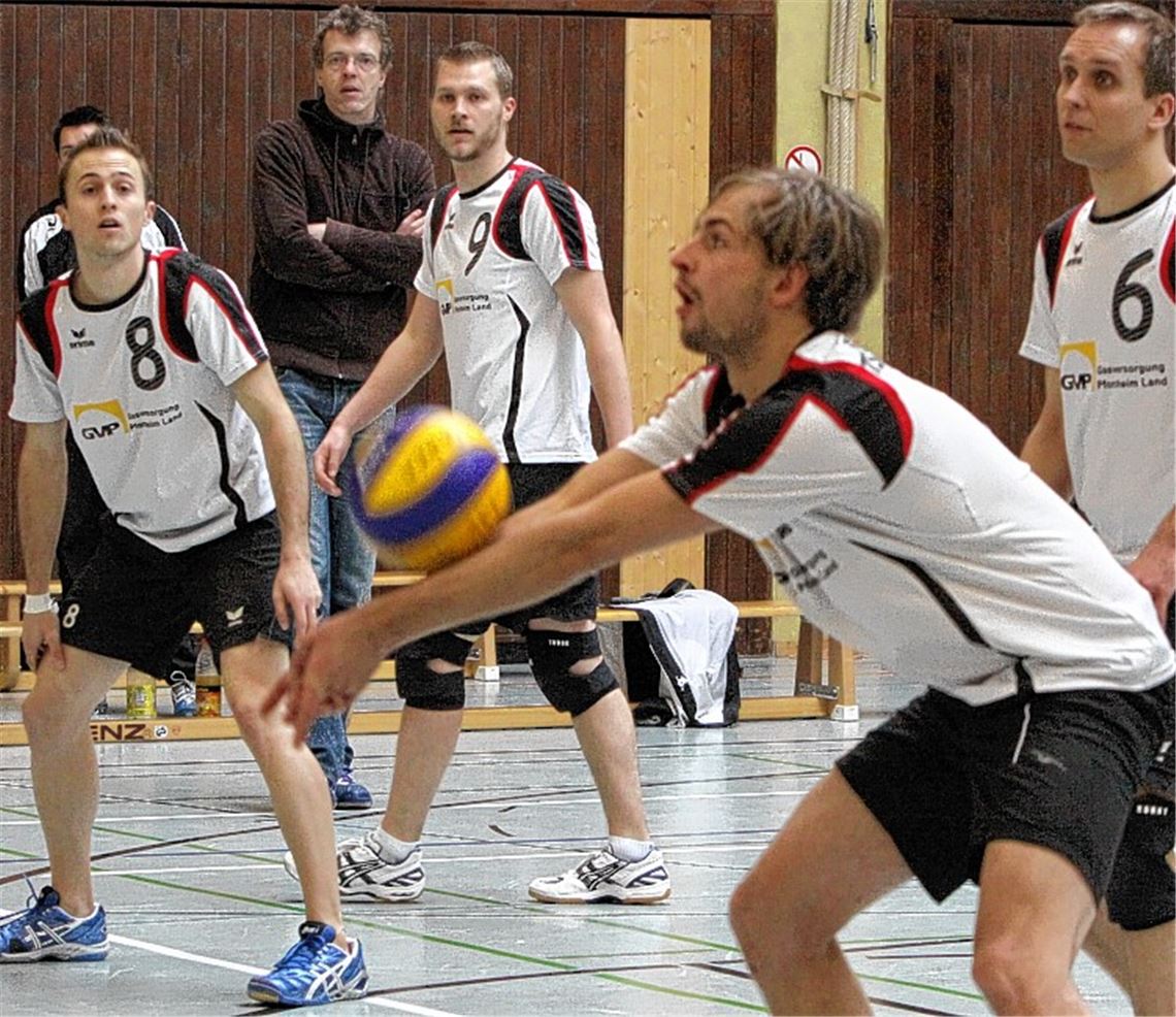 Mehr Risiko bei der Annahme: Stefan Krejci (im Hintergrund) stärkt insbesondere das Selbstvertrauen der Ötisheimer Spieler Foto: Eigner