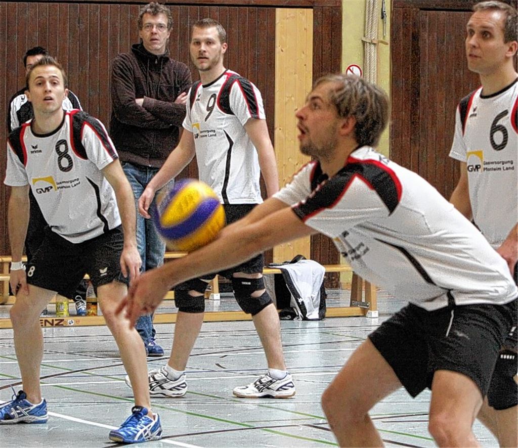 Mehr Risiko bei der Annahme: Stefan Krejci (im Hintergrund) stärkt insbesondere das Selbstvertrauen der Ötisheimer Spieler Foto: Eigner