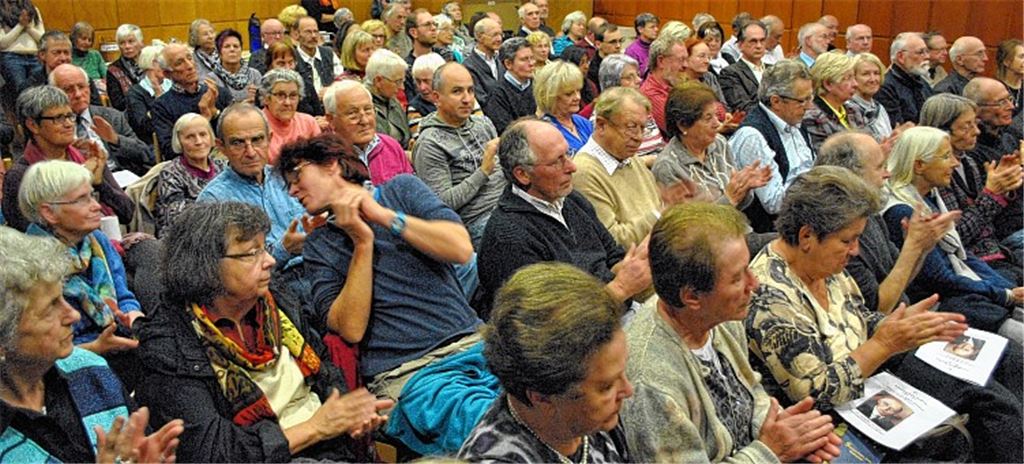 Mehr als 100 Menschen wollen Dr. Aude Ascher-Einstein hören.