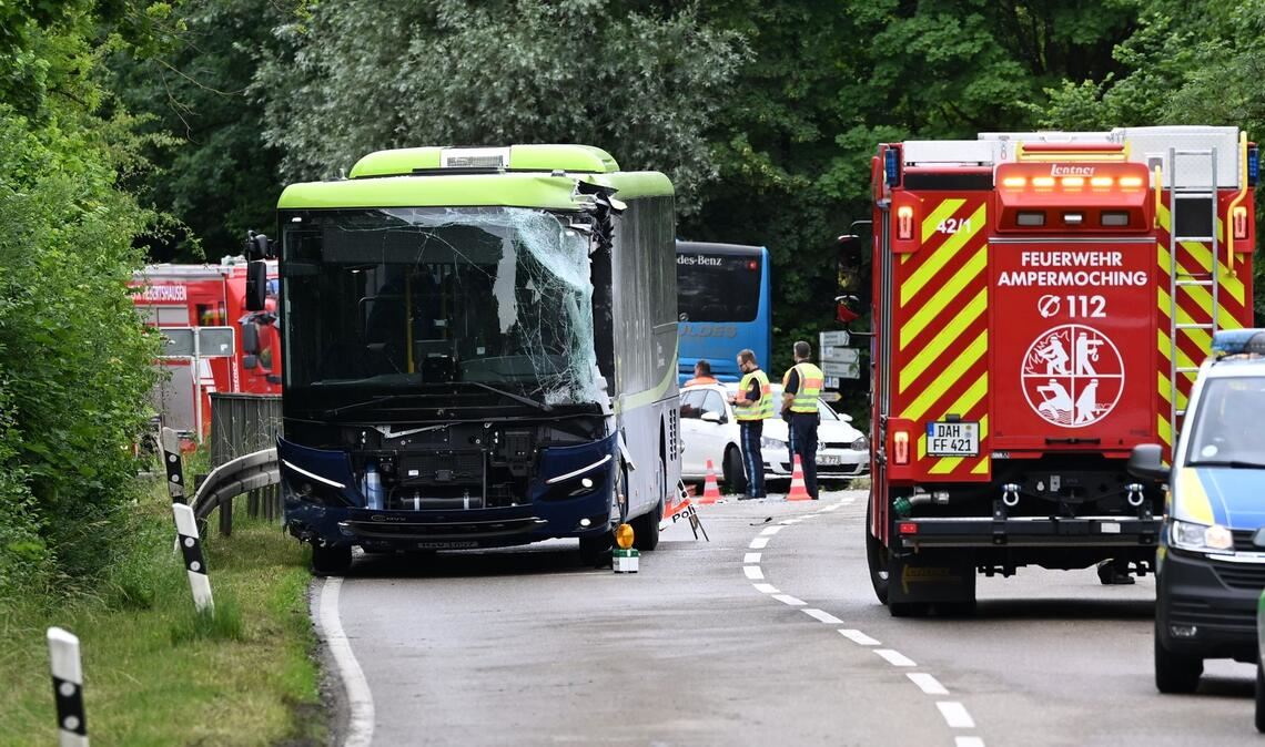 Mehr als 100 Rettungskräfte waren nach dem Unfall im Landkreis Dachau im Einsatz.