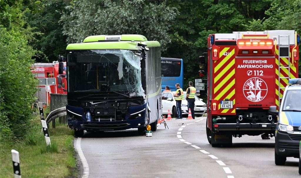 Mehr als 100 Rettungskräfte waren nach dem Unfall im Landkreis Dachau im Einsatz.