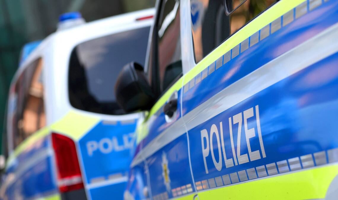 Mehr als 300 Einsatzkräfte durchsuchen Objekte in drei Bundesländern (Symbolfoto).