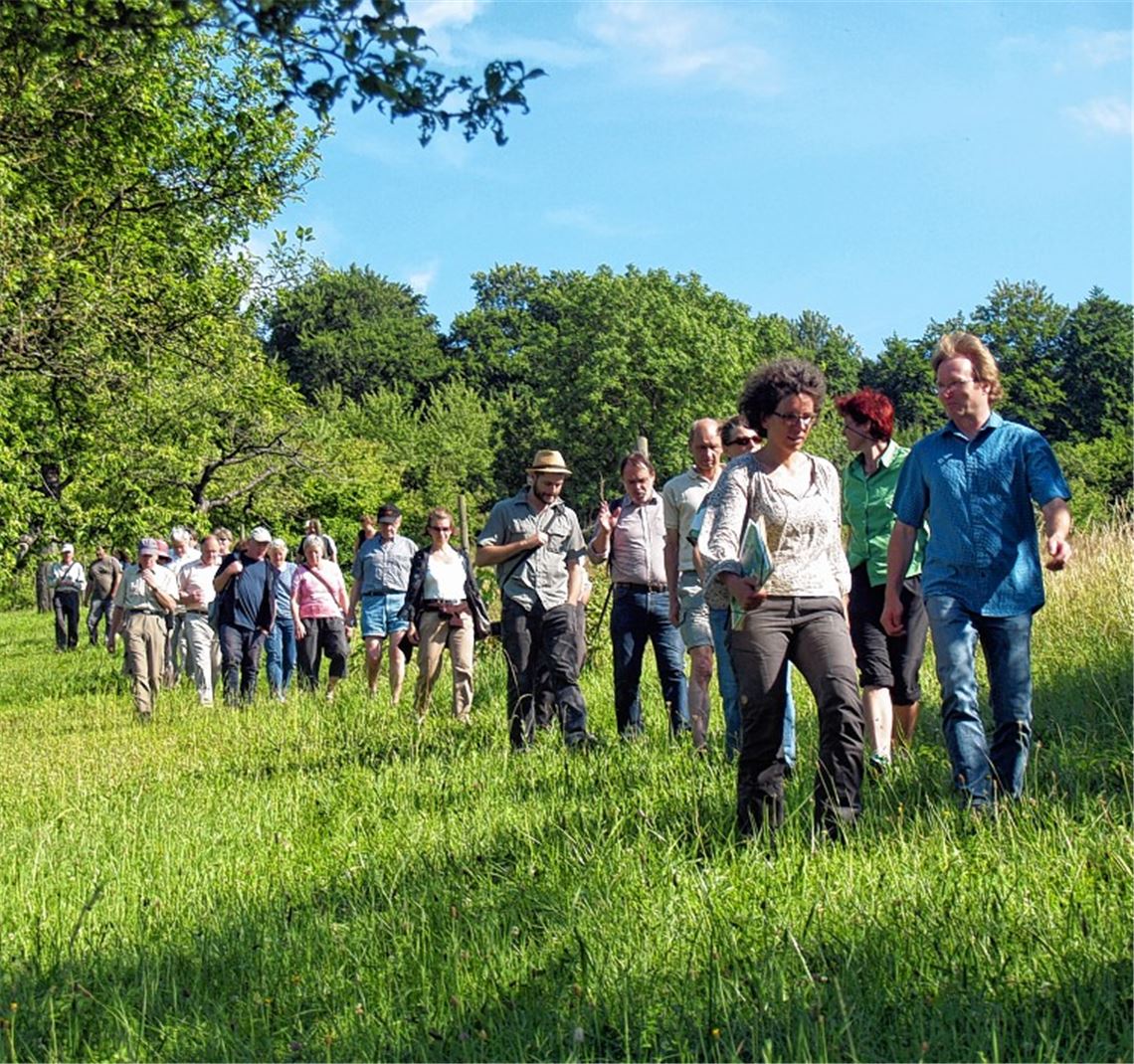 Mehr als 40 Vertreter von Kommunen, Behörden, Verbänden und Vereinen machen sich gemeinsam mit Landwirten, Grundstücksbesitzern und zwei Fachleuten auf den Weg.