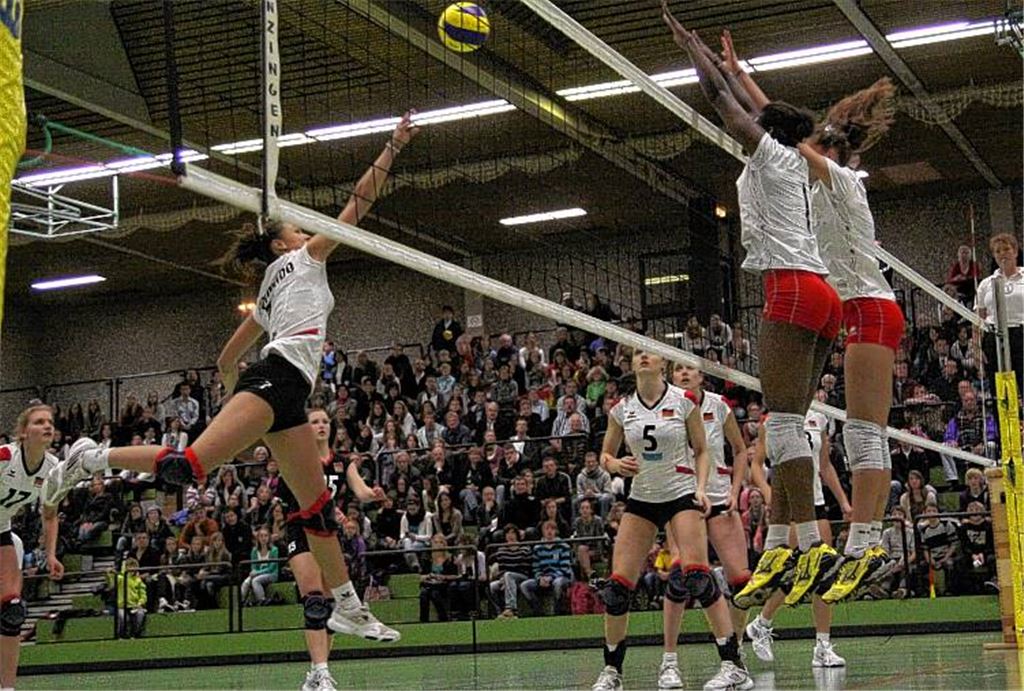 Mehr als 400 Zuschauer sind vom kämpferisch wie spielerisch überzeugenden Auftritt der U18-Mädchen Frankreichs (rote Hosen) und Deutschlands begeistert. Fotos: Eigner