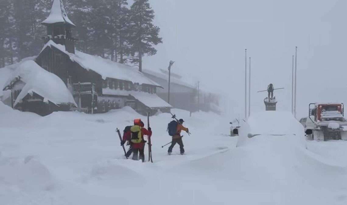 Mehr als 50 speziell ausgebildete Kräfte arbeiteten sich bei Sturm, Schneetreiben und zeitweise schlechter Sicht ins Gelände vor.