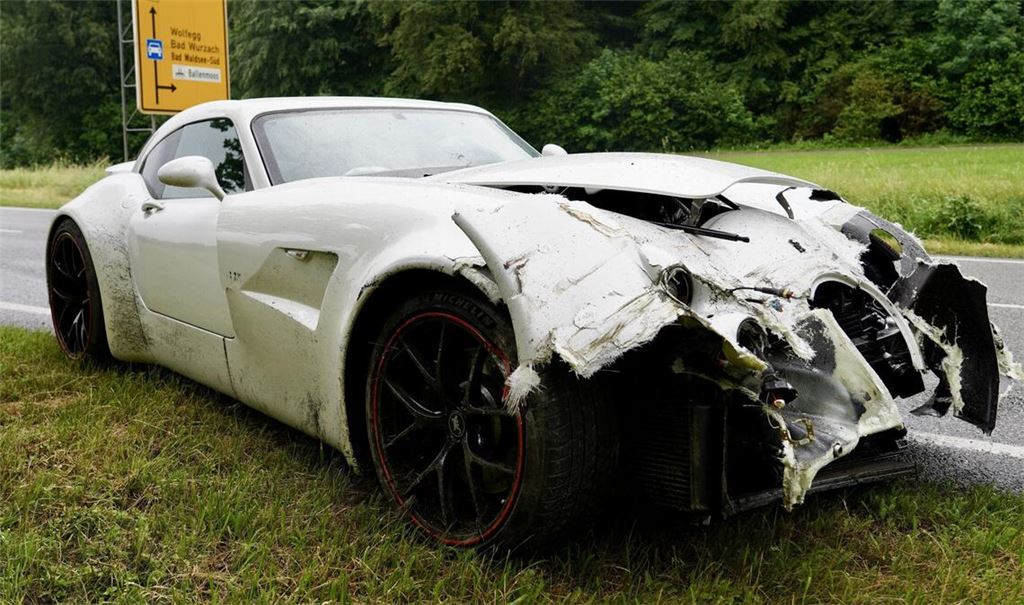 Mehr als 500 PS stark: Ein seltenes Sammlermodell ist bei einem Unfall beschädigt worden.