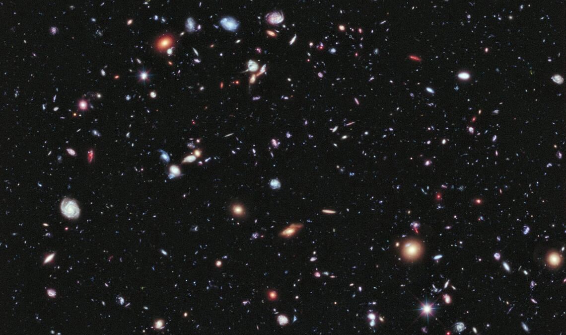 Mehr als 5500 Galaxien sind auf dieser Hubble-Aufnahme von 2012 zu erkennen. Die Langzeitbelichtung mit dem Namen „Hubble extreme Deep Field“ (XDF) enthüllt Galaxien in einer Entfernung von bis zu 13,2 Milliarden Lichtjahren.