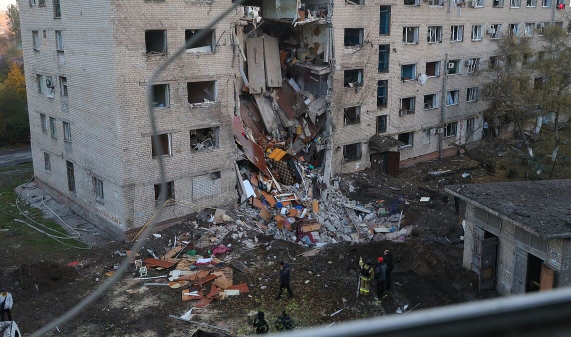 Mehr als ein Dutzend Menschen sind bei dem neuen russischen Angriff in Saporischschja verletzt worden.