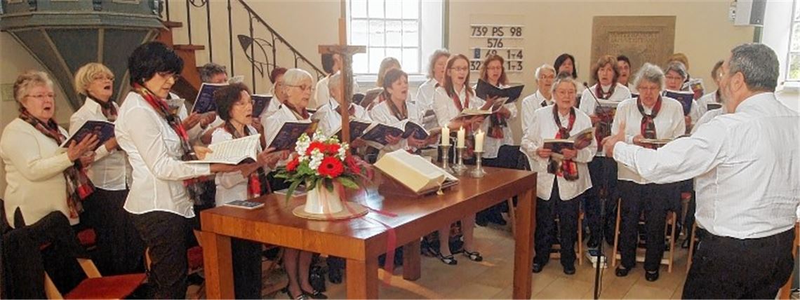 Mehr als ein „Leichenchor“: der Frauenchor unter der Leitung von Ernst Eberlein.