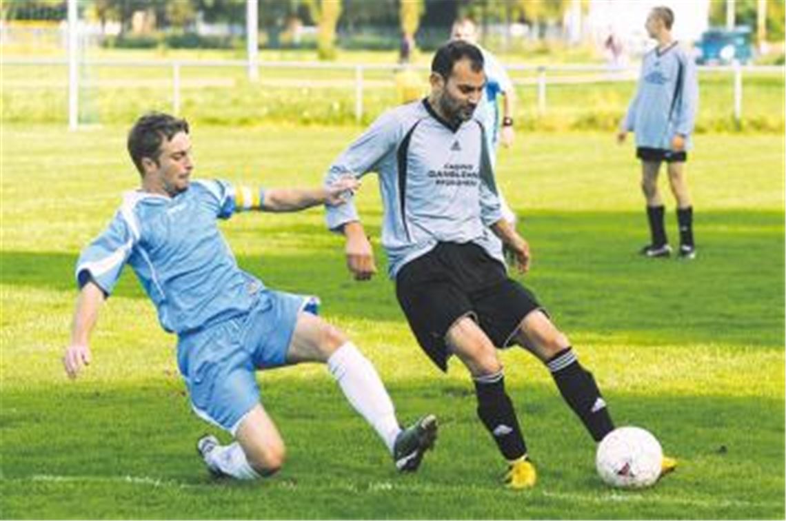 Mehr als eine temporäre Schieflage: Hellas Mühlacker (schwarze Hosen) belegt in der B1-Liga im Fußballkreis Pforzheim nach sechs Niederlagen in Folge die letzte Tabellenposition. Foto: Fotomoment
