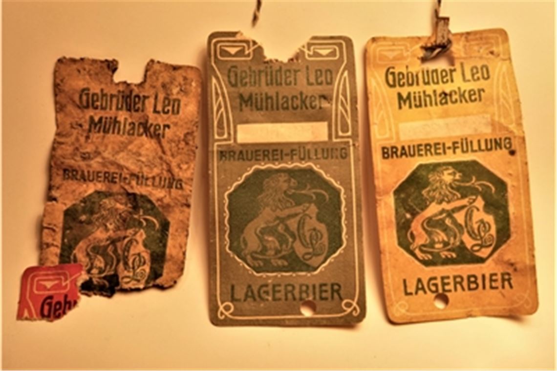 Mehr als hundert Jahre alte Etiketten waren im Boden eines Dürrmenzer Hauses verborgen. Fotos: privat