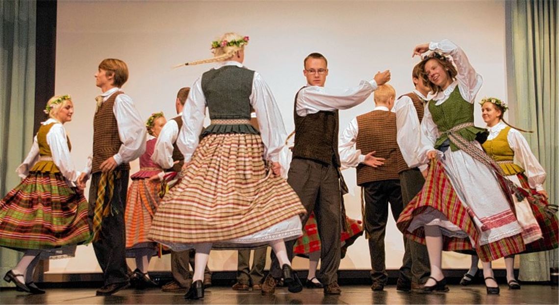 Mehr als nur Folklore: Die Tanz- und Singgruppe „Gintaras Rucys“ des litauischen Gymnasiums im südhessischen Hüttenfeld bereichert das Programm beim Jubiläumsabend.