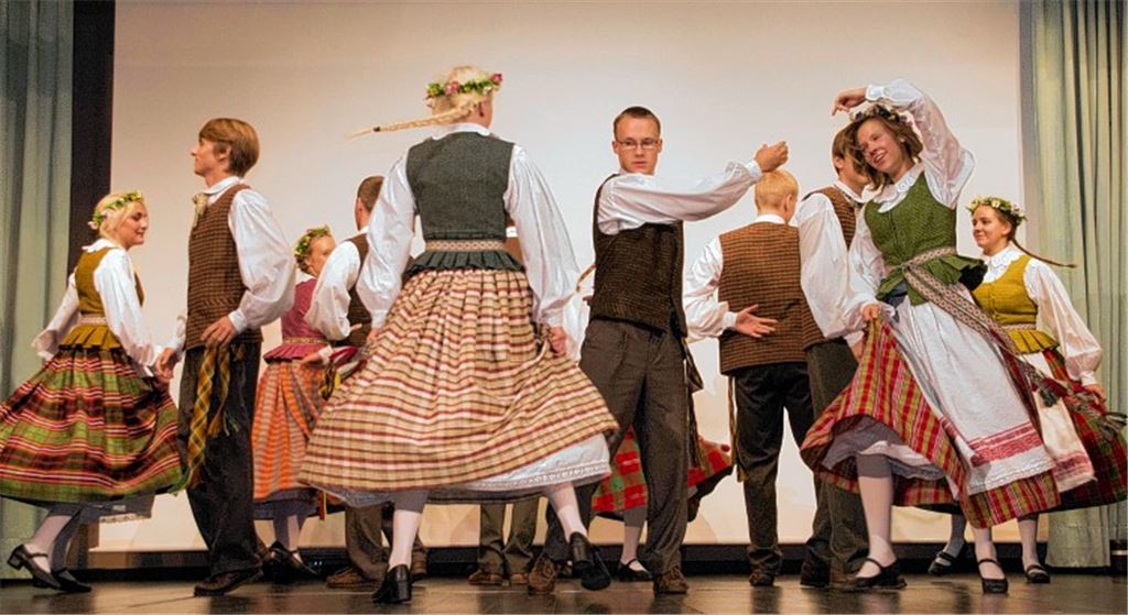 Mehr als nur Folklore: Die Tanz- und Singgruppe „Gintaras Rucys“ des litauischen Gymnasiums im südhessischen Hüttenfeld bereichert das Programm beim Jubiläumsabend.