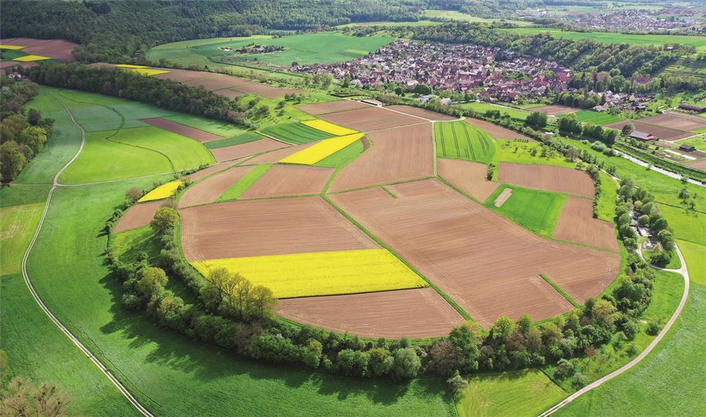 Mehr denn je eine „Insel“: Die Felder, Wiesen und sonstigen Grundstücke innerhalb der Mühlhäuser Enzschlinge, die von verschiedenen Eigentümern und Pächtern bewirtschaftet werden, sind wegen des schlechten Zustands der Brücke mit schweren Fahrzeugen über 7,5 Tonnen derzeit nur über Umwege erreichbar. Fotos: Manfred Schulz, Fotomoment