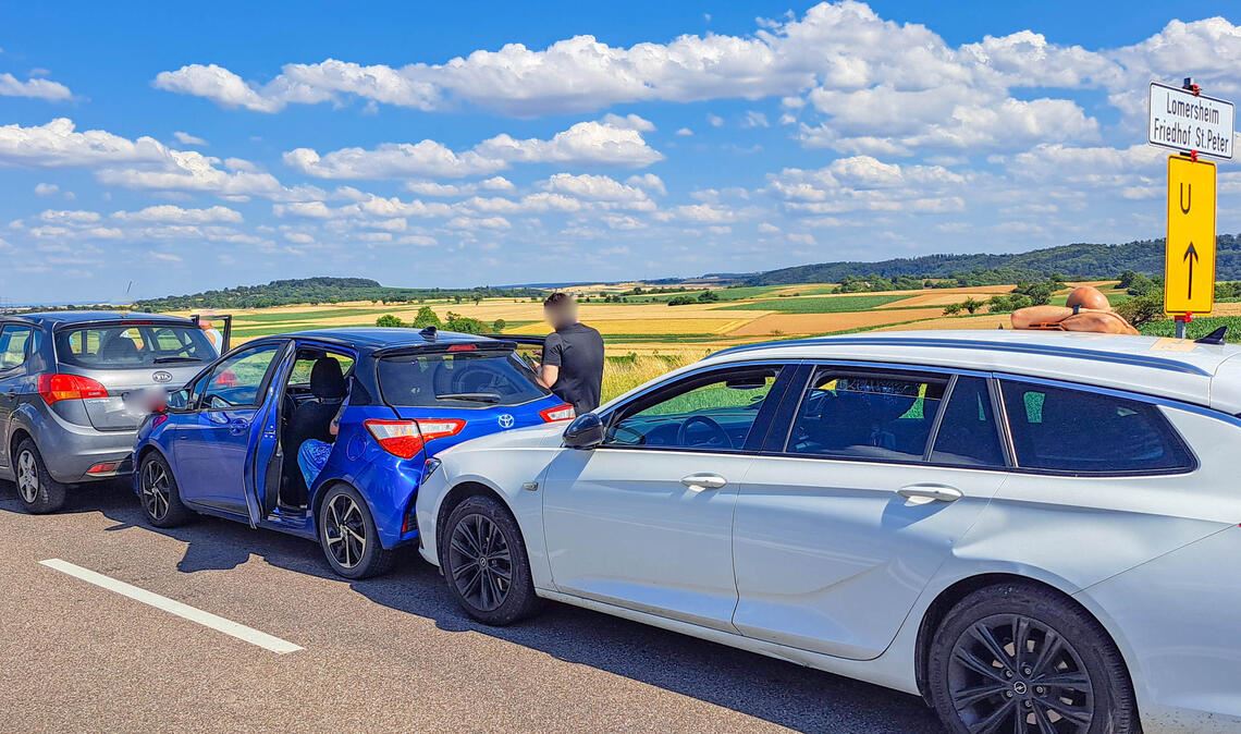 Mehrere Autos sind an einem Unfall auf der B10 beteiligt. Foto: Markus Rott/EinsatzReport24