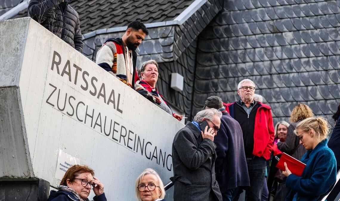 Mehrere Bürgerinnen und Bürger verfolgten die Vereidigung