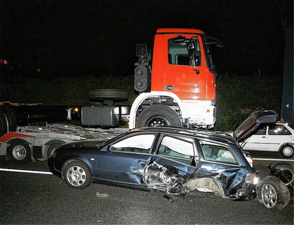 Mehrere Fahrzeuge sind an dem schweren Unfall auf der A8 beteiligt. Foto: Polizei