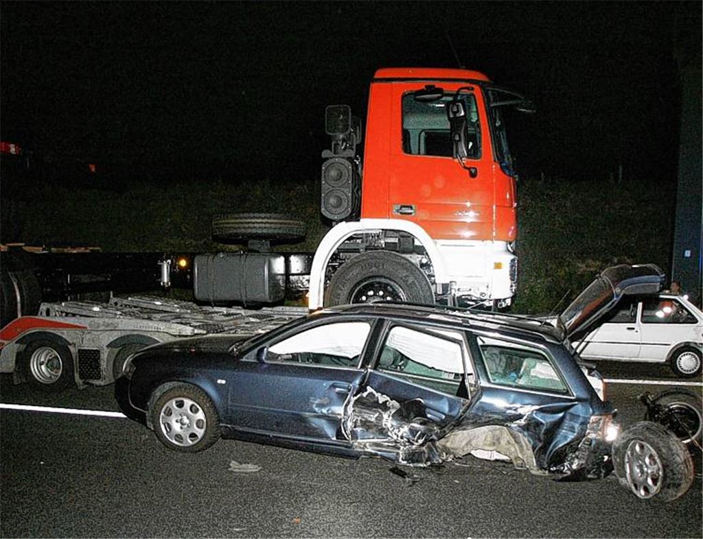 Mehrere Fahrzeuge sind an dem schweren Unfall auf der A8 beteiligt. Foto: Polizei
