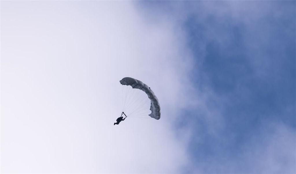Mehrere Fallschirmspringer sind am Wochenende bei Sprüngen verletzt worden (Archivbild)