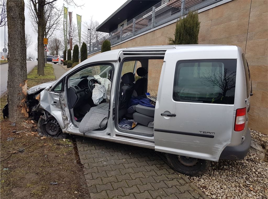 Mehrere „Hindernisse“ hat ein VW-Fahrer kräftig touchiert. Foto: Süddeutsche Mediengesellschaft