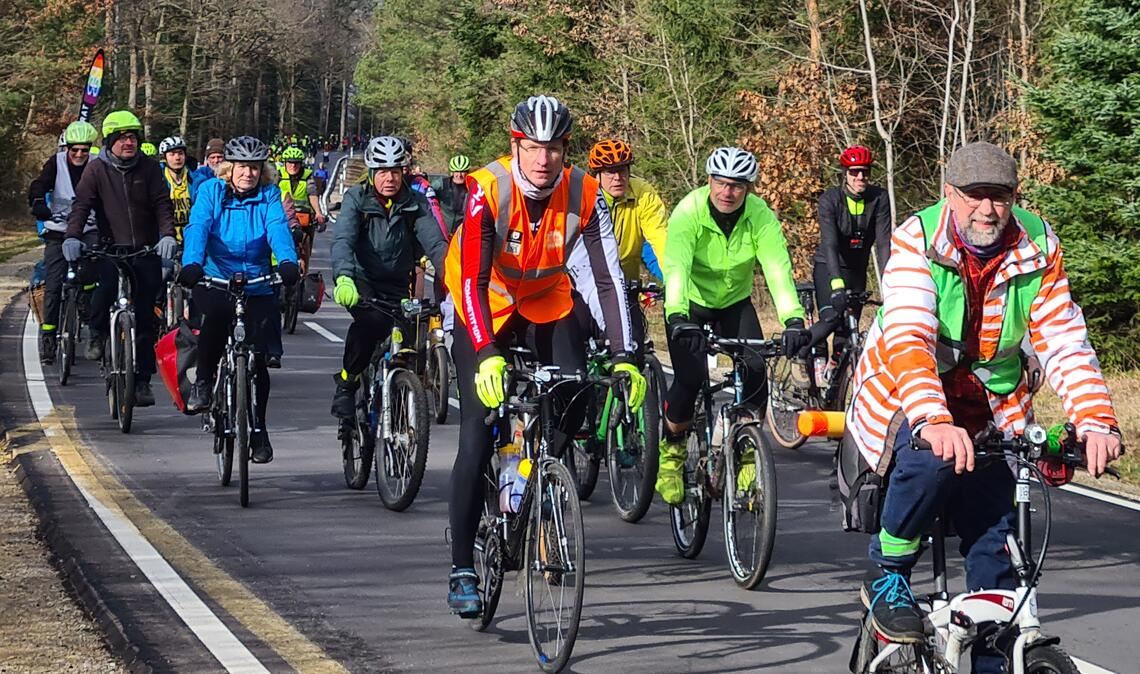 Mehrere Hundert Fahrradfahrerinnen und Fahrradfahrer machen sich von Pforzheim auf den Weg zur Unfallstelle bei Neuhausen. Fotos: Metzbaur