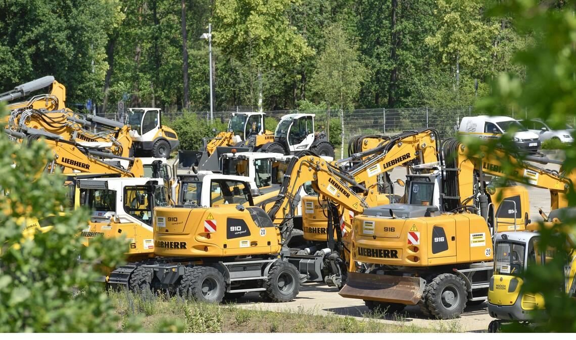 Mehrere Liebherr-Bagger auf einer Abstellfläche.