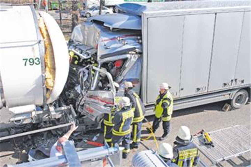Mehrere Lkws sind in eine Karambolage auf der Autobahn verwickelt, bei der zwei Fahrer Verletzungen erleiden. Foto: Myroshnichenko