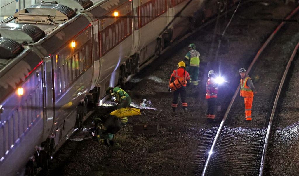 Mehrere Menschen sind bei einem Angriff in einem Zug in England verletzt worden.
