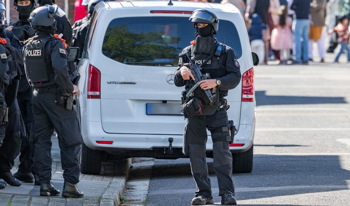 Mehrere Menschen sollen leicht verletzt worden sein.