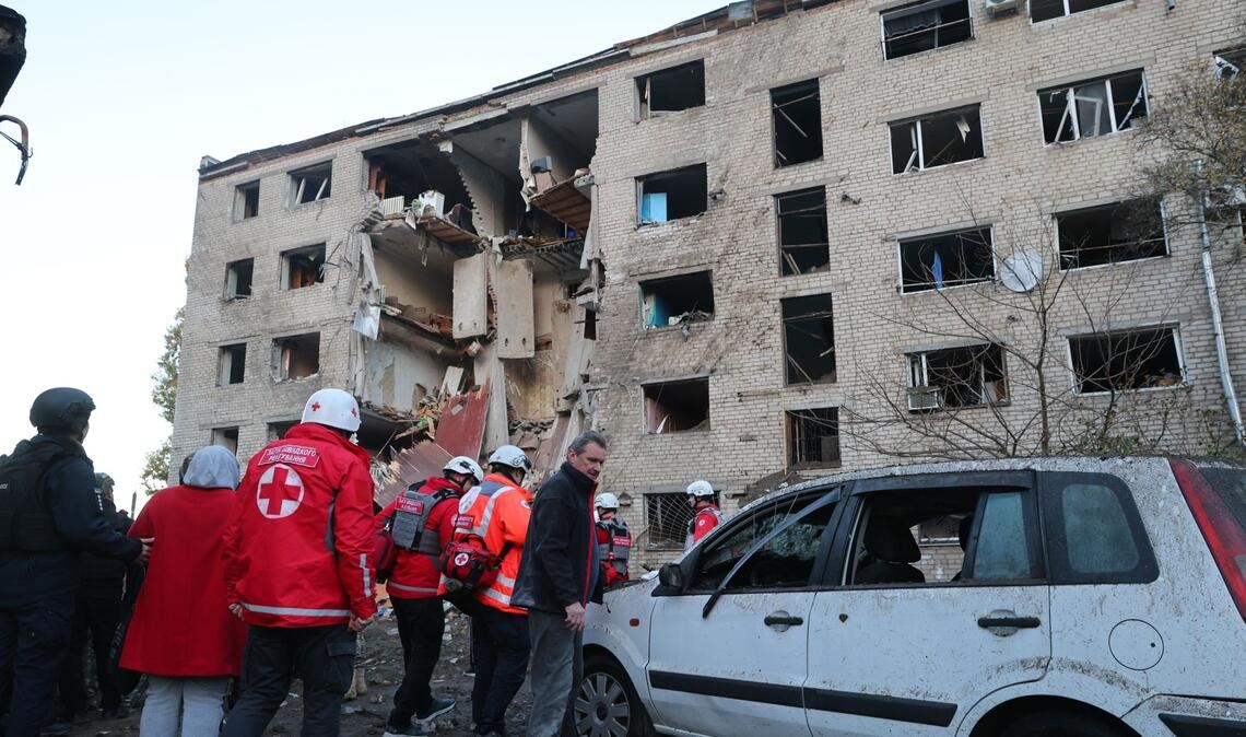 Mehrere Menschen stehen in der Stadt Saporischschja nach den russischen Angriffen ohne Wohnraum da.