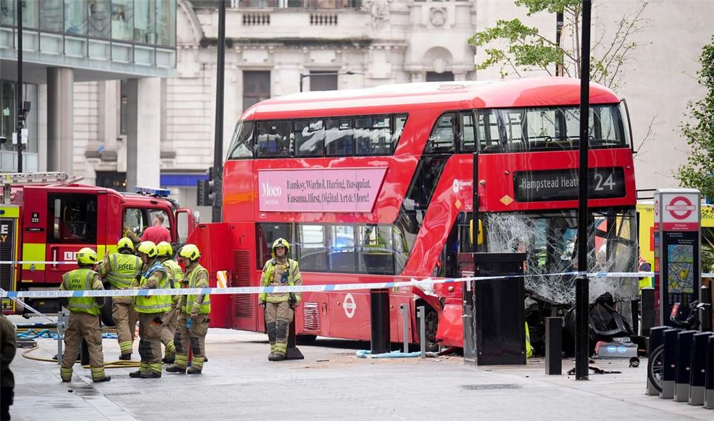 Mehrere Menschen wurden verletzt, als der Bus nahe dem Bahnhof Victoria Station von der Straße abkam.