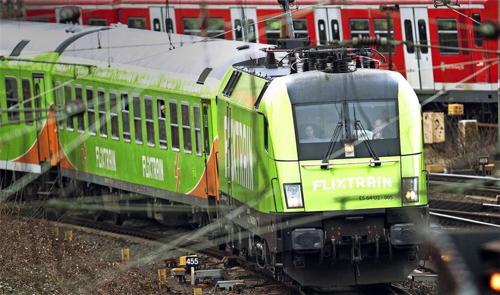 Mehrere Reisende in einem Flixtrain haben wegen Reizungen der Augen und der Atemwege am Bahnhof Rastatt den Zug kurzzeitig verlassen müssen (Symbolfoto).