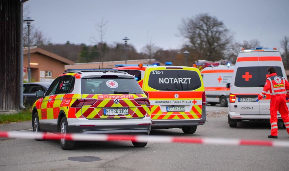 Mehrere Rettungskräfte eilten zu dem Unfallort.