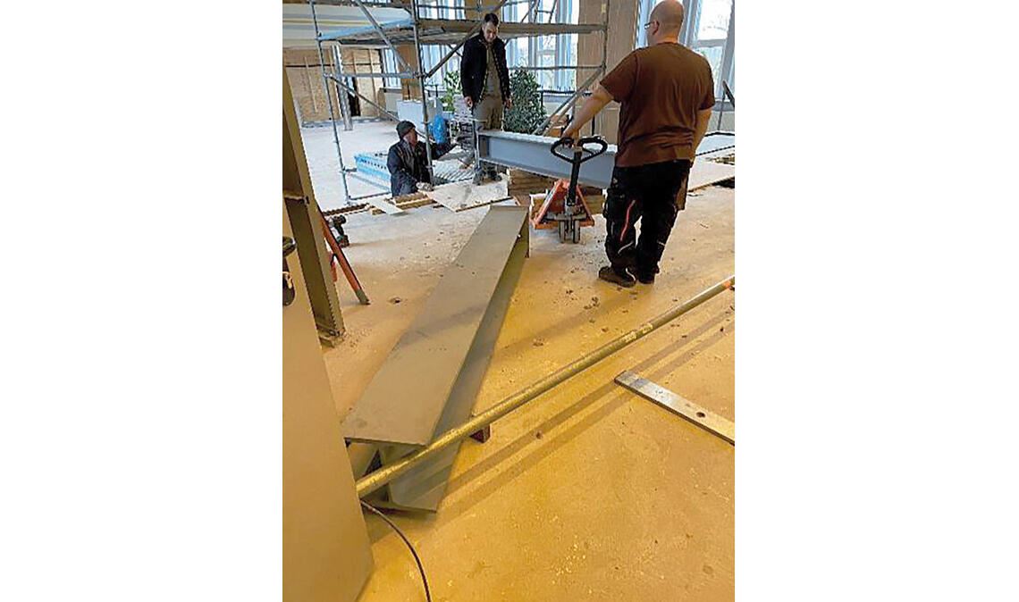 Mehrere Stahlträger werden neu verbaut.